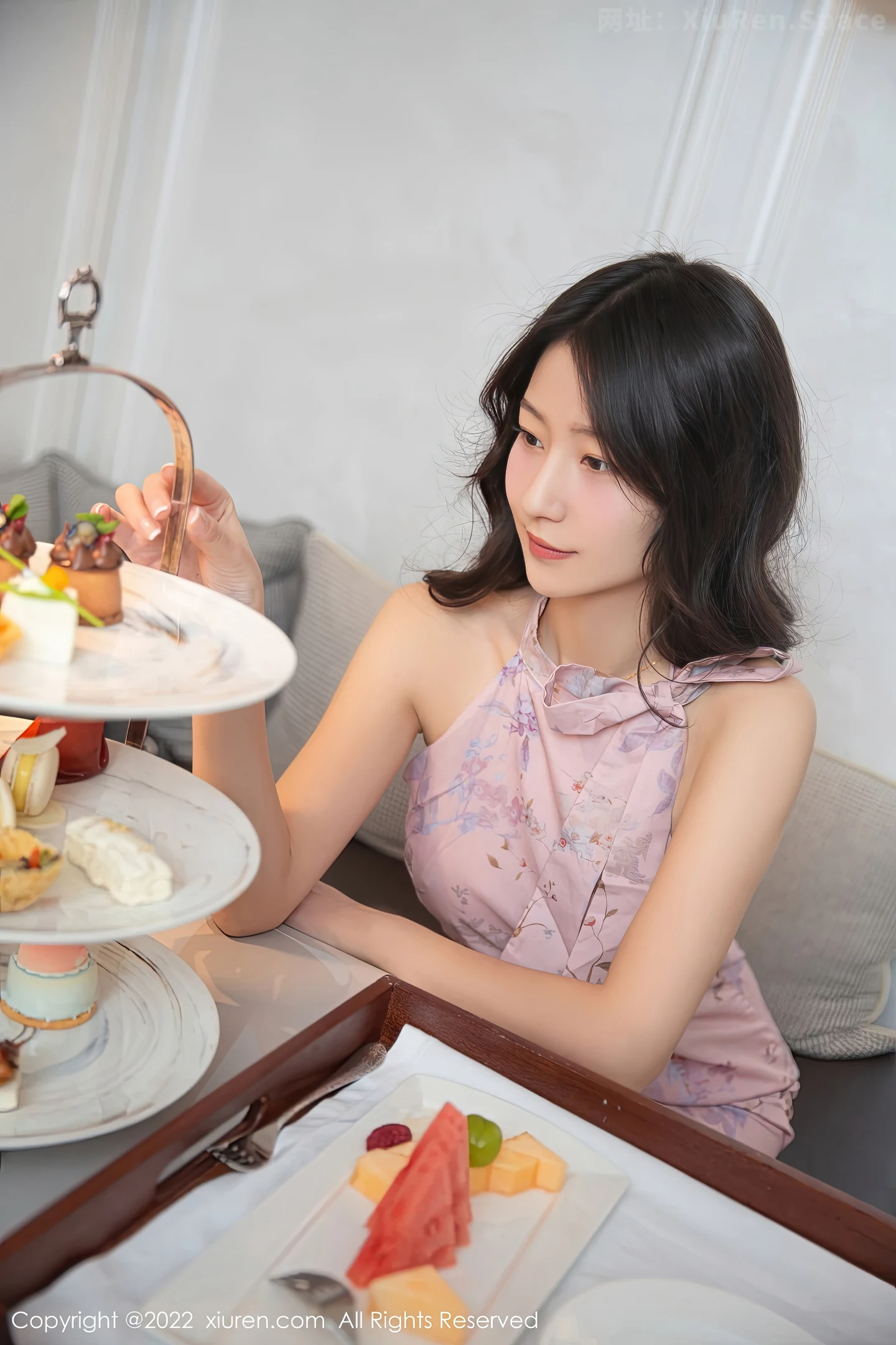 图片[6]-[XiuRen秀人网] VOL.5735 模特熊小诺北京旅拍下午茶主题粉灰连衣裙配原色丝袜诱惑写真78P-秀人网官方网站